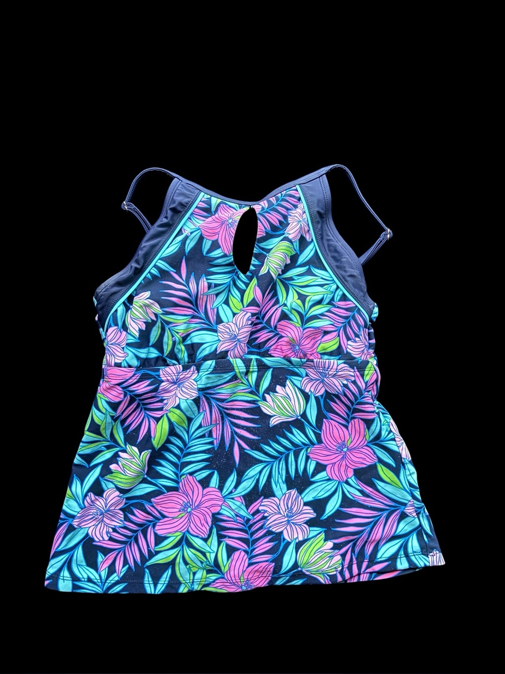 ✨ Ellen Tracy
multicoloured floral tank top with cut out detail. Size S✨